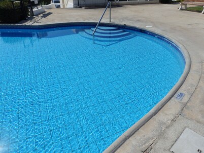 Perfectly located 2 bed Townhouse in the heart of Coral Bay, sea views