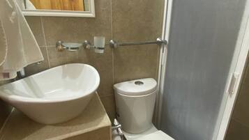 Baignoire, serviettes fournies, savon, shampoing