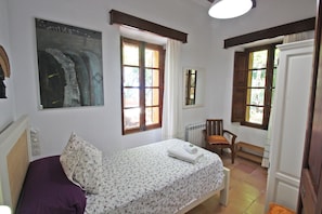 4 quartos, ferros/tábuas de passar roupa, Wi-Fi, roupa de cama