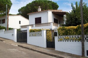 Exterior - House with garden, near to the beach with all the accomodation for two families (L'Escala)