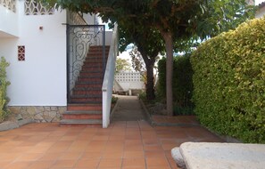 المنطقة المحيطة بالمنشأة