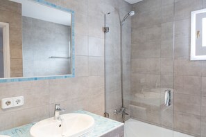 Bañera, secador de pelo, toallas y papel higiénico