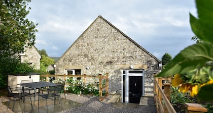 Recently renovated 2 bedroom annexe with open plan living room and kitchen.