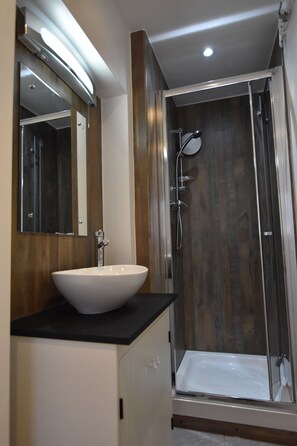 Douche, sèche-cheveux, serviettes fournies, savon