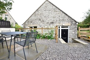Outdoor dining - Recently renovated 2 bedroom annexe with open plan living room and kitchen. (Stoney Middleton)