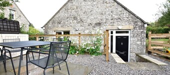 Recently renovated 2 bedroom annexe with open plan living room and kitchen.
