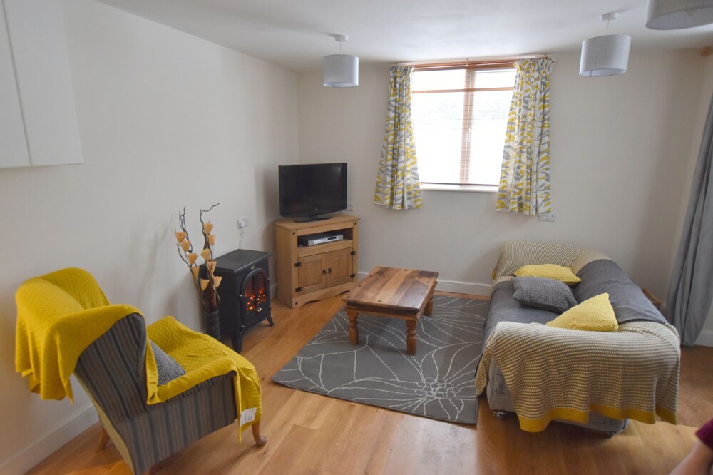 Recently renovated 2 bedroom annexe with open plan living room and kitchen.