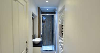Recently renovated 2 bedroom annexe with open plan living room and kitchen.