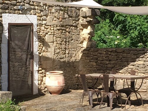 In Uzès, quiet, loft in independent 18th century mill with 15mx3m swimming pool