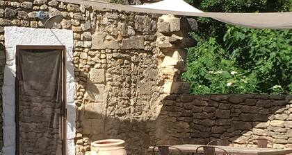 In Uzès, quiet, loft in independent 18th century mill with 15mx3m swimming pool