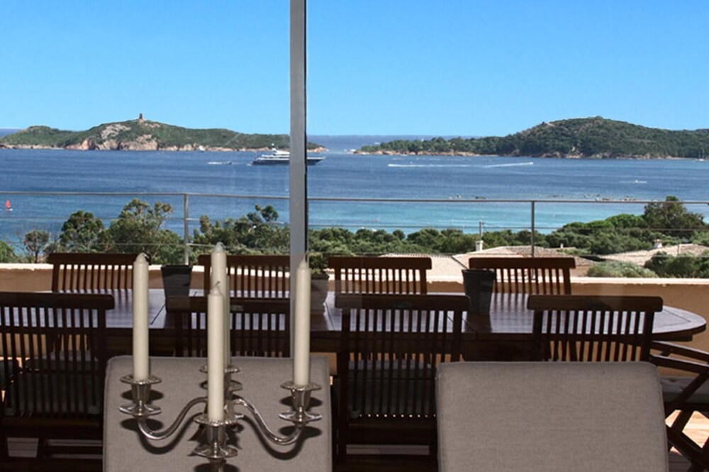Beautiful architect villa of 300m2, beautiful view, 100% air-conditioned, 3 'walk to the beaches