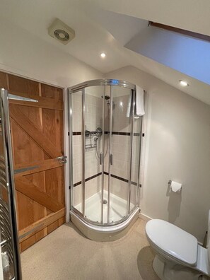 Shower, towels - Grooms Cottage - Countryside Cottage near one of the top restaurants in Kent! (Alkham)