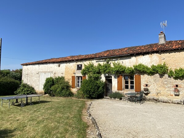 المنشأة من الخارج