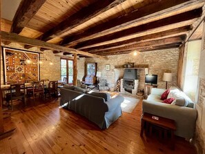 Fernseher, Kamin, DVD-Player, Tischtennisplatte