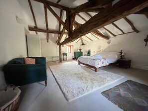 4 عدّة غرف نوم ومكواة/لوح كي وواي فاي م جانًا وملاءات أسرّة