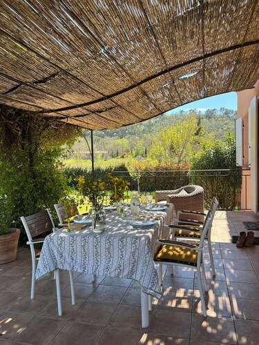 La Villa Rose is a spacious villa in Provence with a large pool.