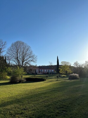 Property grounds - La Villa Rose is a spacious villa in Provence with a large pool. (Le Thoronet)