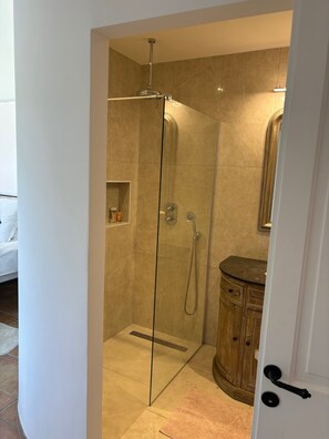 Combined shower/tub, hair dryer, towels - La Villa Rose is a spacious villa in Provence with a large pool. (Le Thoronet)
