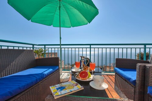 Tolle Villa mit privatem Swimmingpool & riesiger Terrasse mit Seeblicken