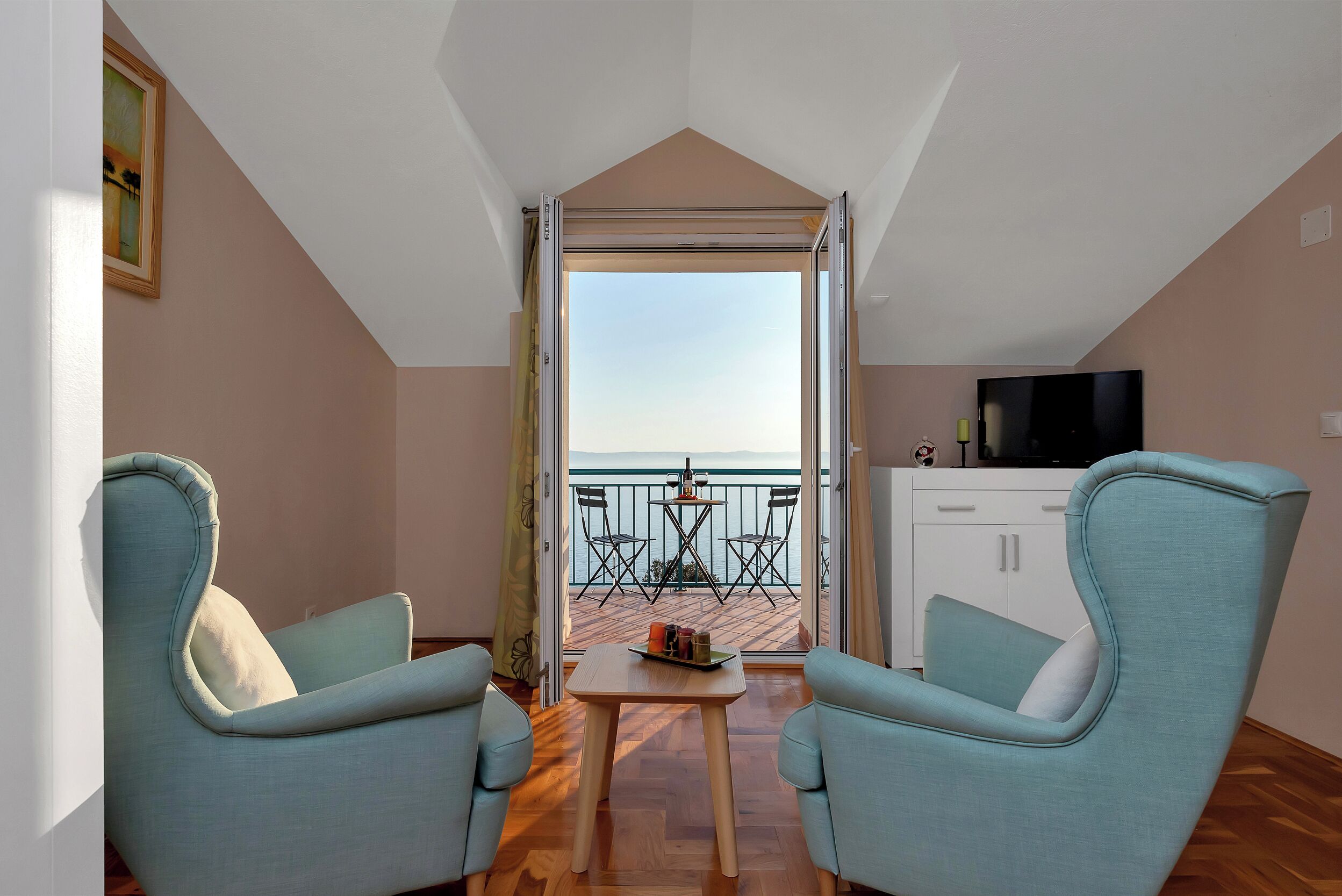 Fernseher, DVD-Player, Bücher, Videothek