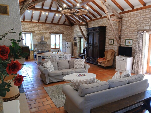 Fernseher, Kamin, DVD-Player, Bücher