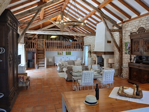 Gite Le Sabatou. Grange aménagée, piscine privée, parc naturel ASPAS de 15 ha.