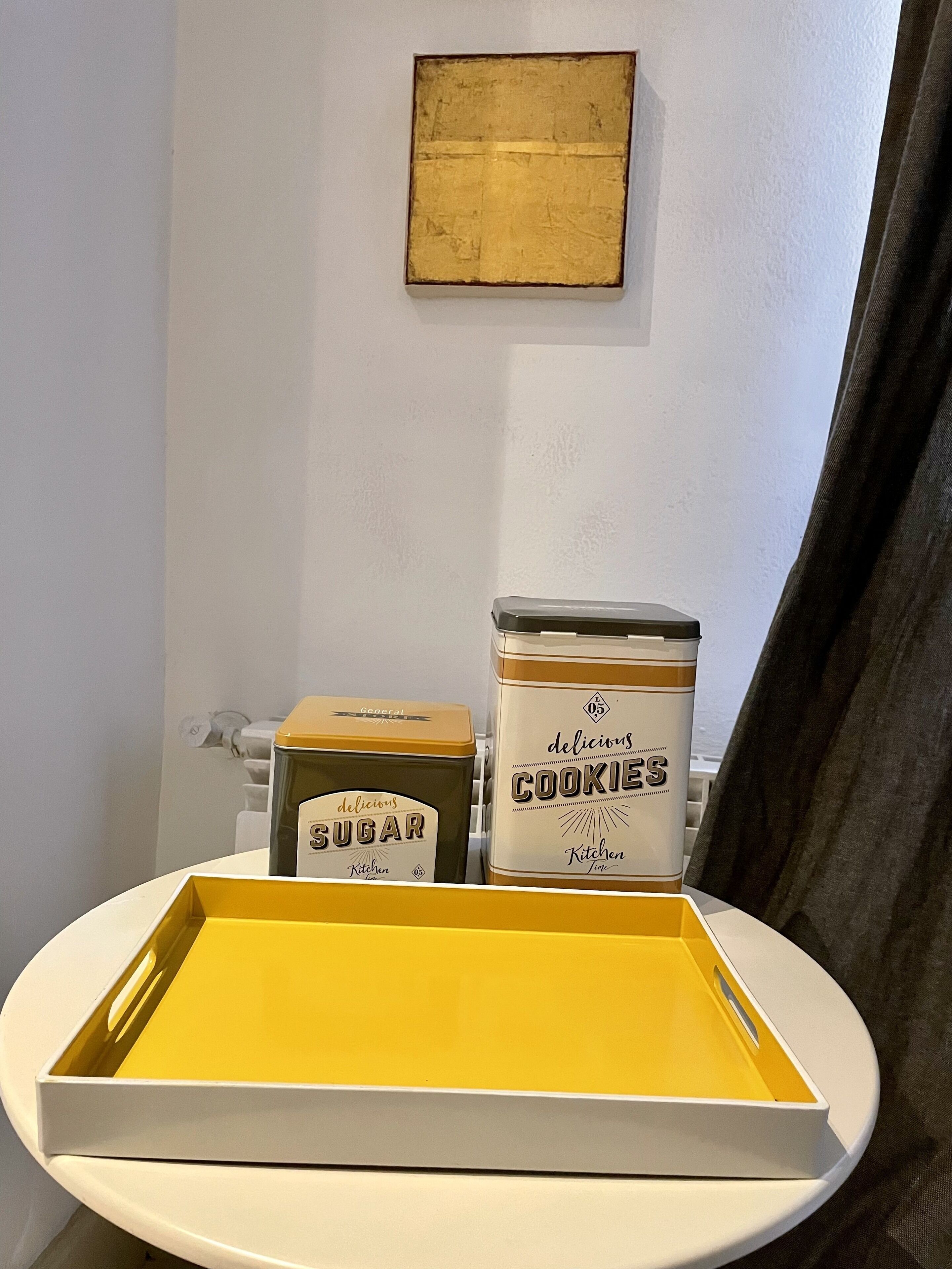 Un plateau contenant deux récipients étiquetés « SUCRE délicieux » et « COOKIES délicieux », posé sur une surface blanche.