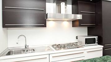 Réfrigérateur, four, plaque de cuisson, cafetiÚre/bouilloire