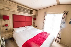 2 Schlafzimmer, Schreibtisch, Bügeleisen/Bügelbrett, Reisekinderbett