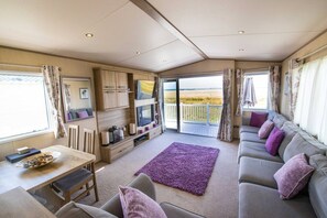 智能電視、壁爐、Netflix、DVD 播放機