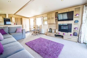 Smart TV, fireplace, Netflix, DVD player - River Lodge Platinum Plus Holiday Home with Views, Decking, Wifi and Netflix (Camber)