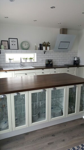 Kjøleskap, mikrobølgeovn, ovn og kokeplater