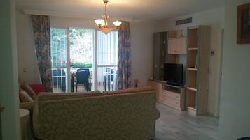 Een televisie, een dvd-speler, boeken en een filmbibliotheek