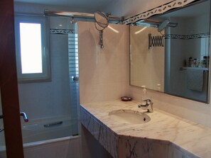 Ensemble douche/baignoire, sèche-cheveux, serviettes fournies, savon