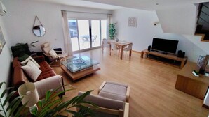 Living area - Lovely Townhouse on Lagos Marina with swimming pool, Air Con & WiFi (LAGOS, Algarve)