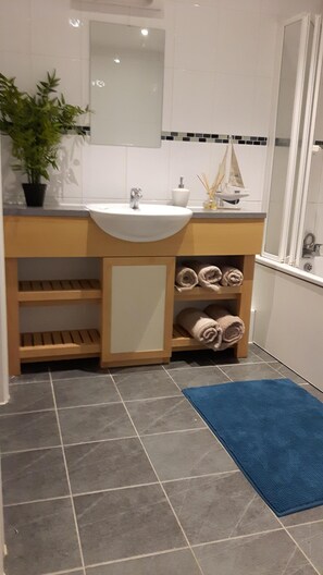 Combined shower/bathtub, hair dryer, towels, soap - Luxury apartment - now available for short breaks (Newquay)