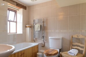 Combined shower/tub, hair dryer, towels