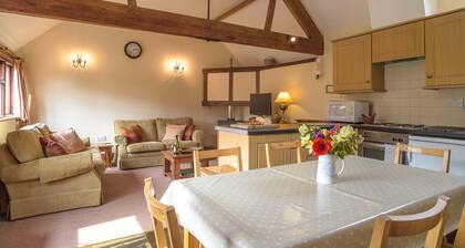Ciderhouse Cottage located between Wye Valley & Black Mts with stunning views