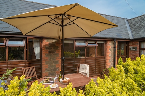 Ciderhouse Cottage located between Wye Valley & Black Mts with stunning views