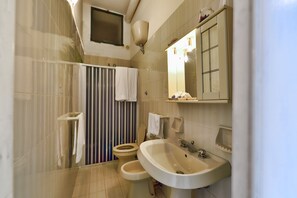 Douche, sèche-cheveux, bidet, serviettes fournies