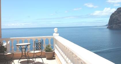 Superb apartment with stunning sea and cliff views, 2 terraces and free wifi.