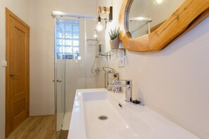 Gratis toiletartikelen, een haardroger, badjassen, handdoeken