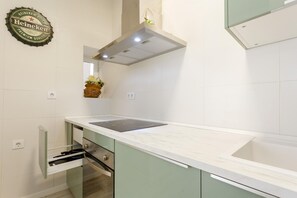 Een koelkast, een microgolfoven, een oven, een kookplaat