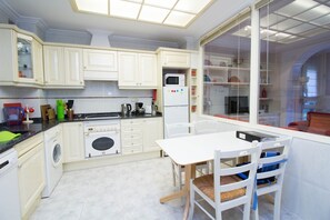 Fridge, microwave, oven, stovetop - "ABASTOS" Luxury 3 bedroom Apart. Perfect for families. WIFI (València)