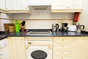 雪櫃、微波爐、焗爐、爐具