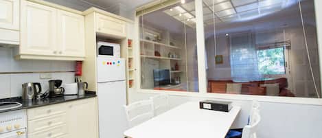 Kylskåp, mikrovågsugn, ugn och spishäll