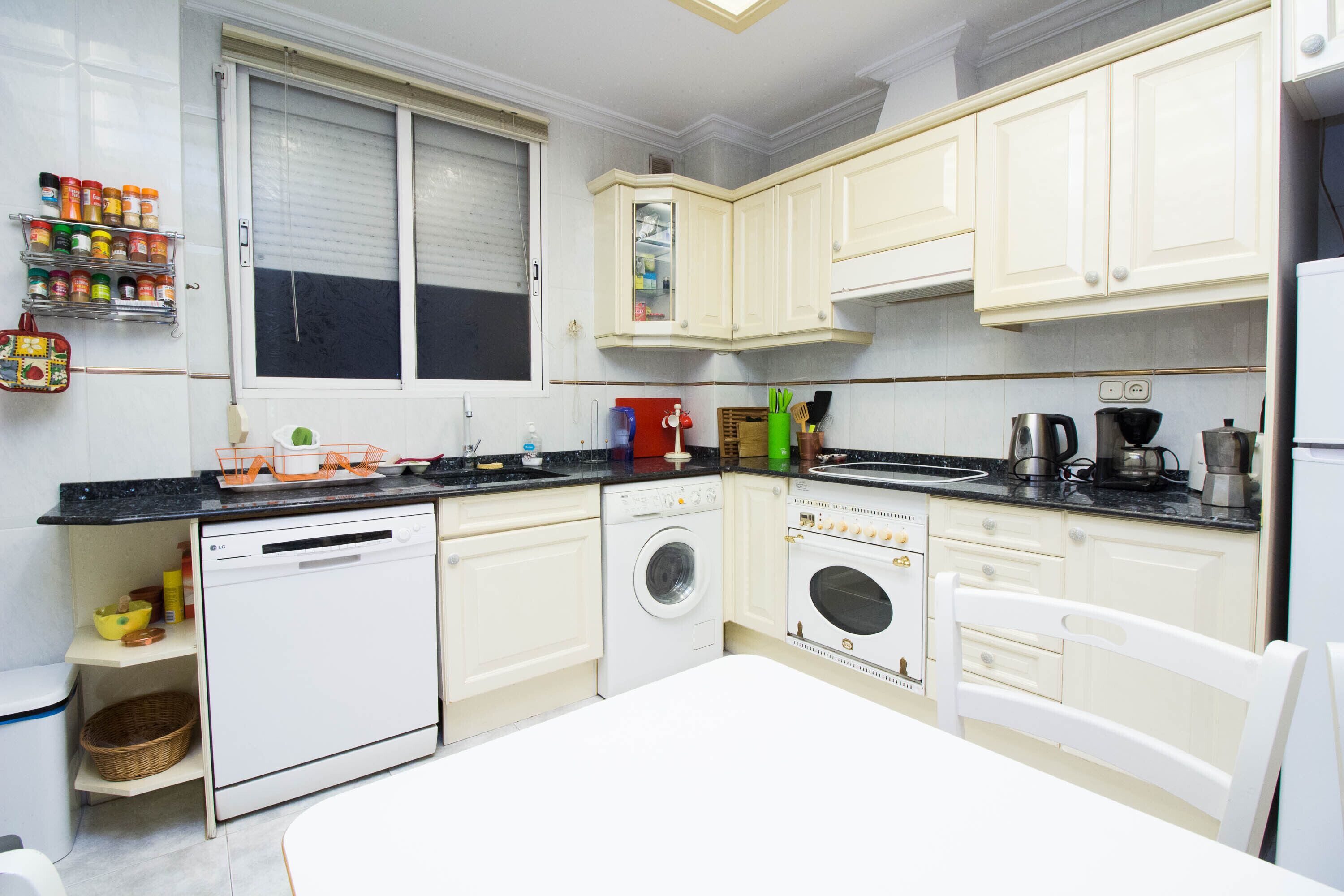 冰箱、微波炉、烤箱、炉灶