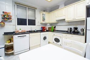 雪櫃、微波爐、焗爐、爐具