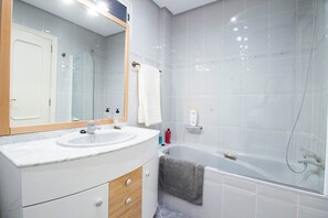 Combined shower/tub, hair dryer, bidet, towels - "ABASTOS" Luxury 3 bedroom Apart. Perfect for families. WIFI (València)
