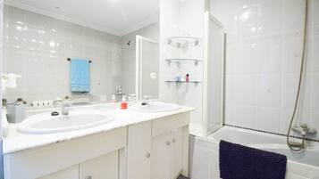Ensemble douche/baignoire, sĂšche-cheveux, bidet, serviettes fournies
